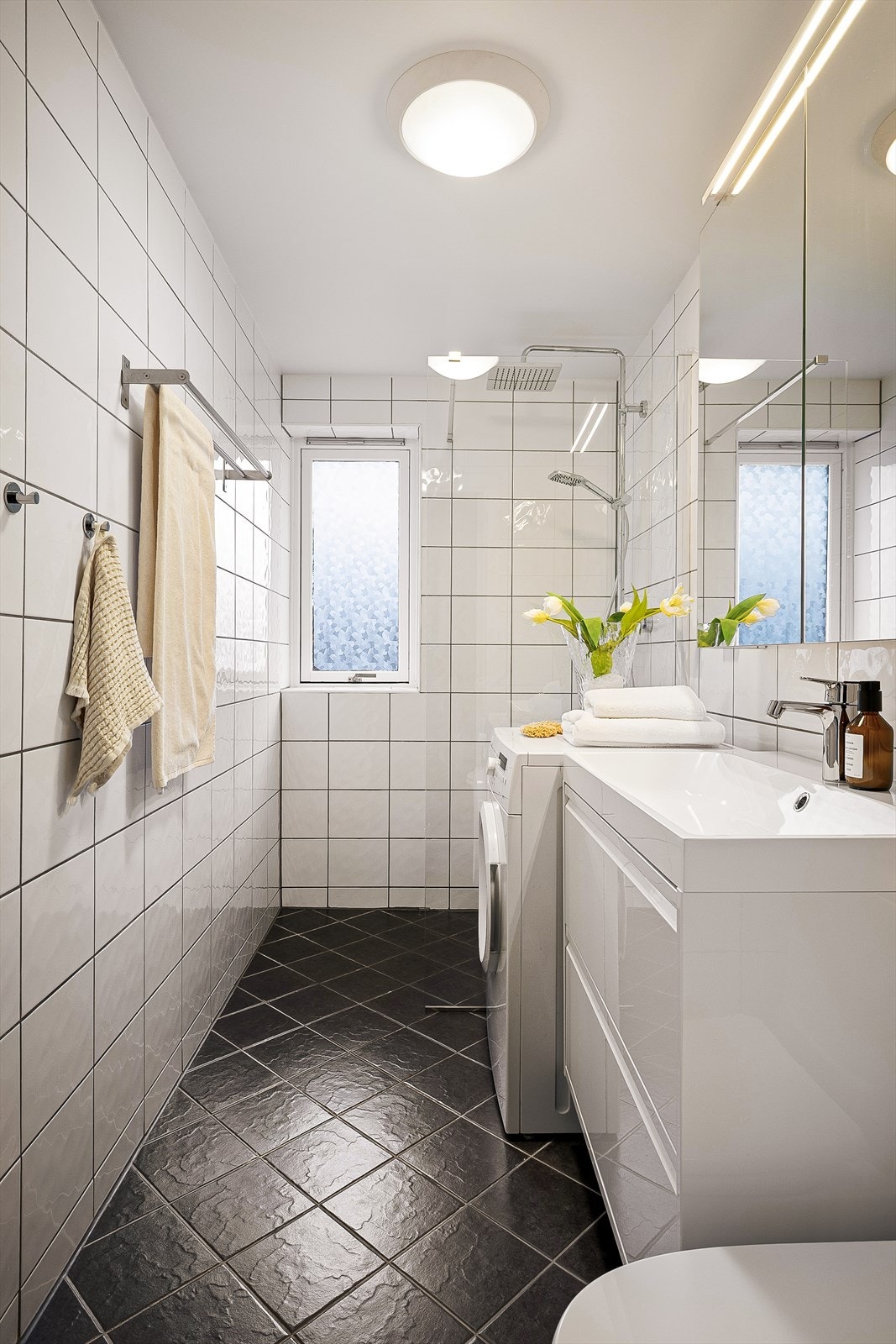 Vaskemaskin på badet gjør klesvasken effektiv og enkel i hverdagen. Galleribilde