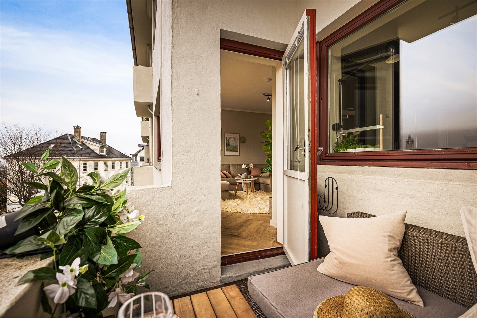 Fra stuen er det utgang til en solrik balkong på 3m². Galleribilde