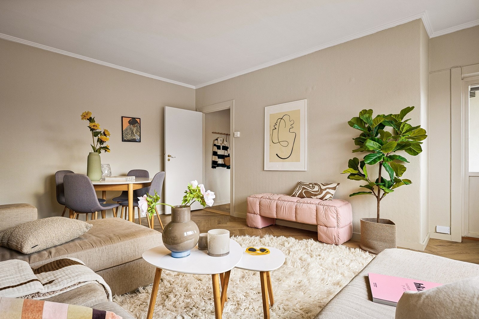 Her får du plass til stor sofa, tv-benk og spisebord. Galleribilde