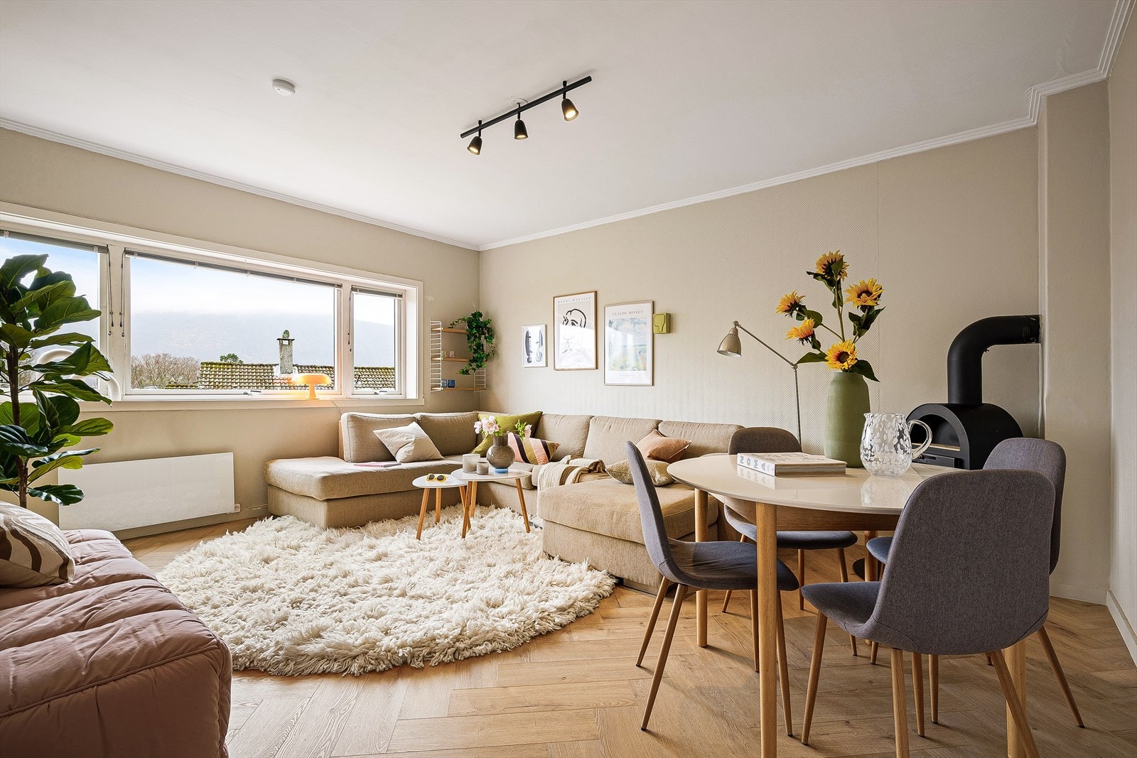 En stilren leilighet med fokus på moderne, likevel tidløse kvaliteter og farger. Galleribilde