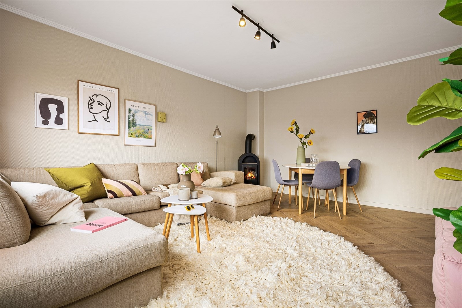 Stuen er romslig og måler hele 20,7m². Galleribilde