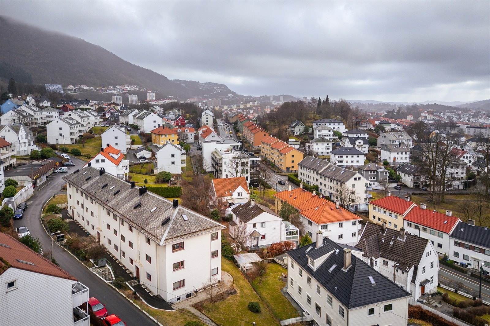 Det er også kort vei til Haukeland sykehus, Haraldsplass og en rekke skoler og barnehager. Galleribilde