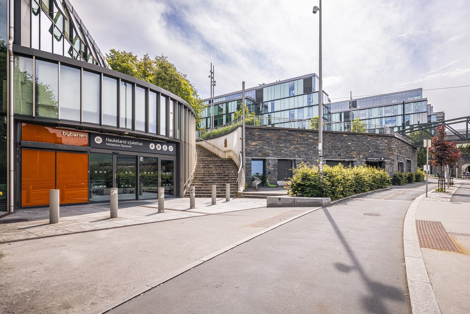 Haukeland sykehus er kun 3 min med buss unna eller 13 minutt å gå. Galleribilde