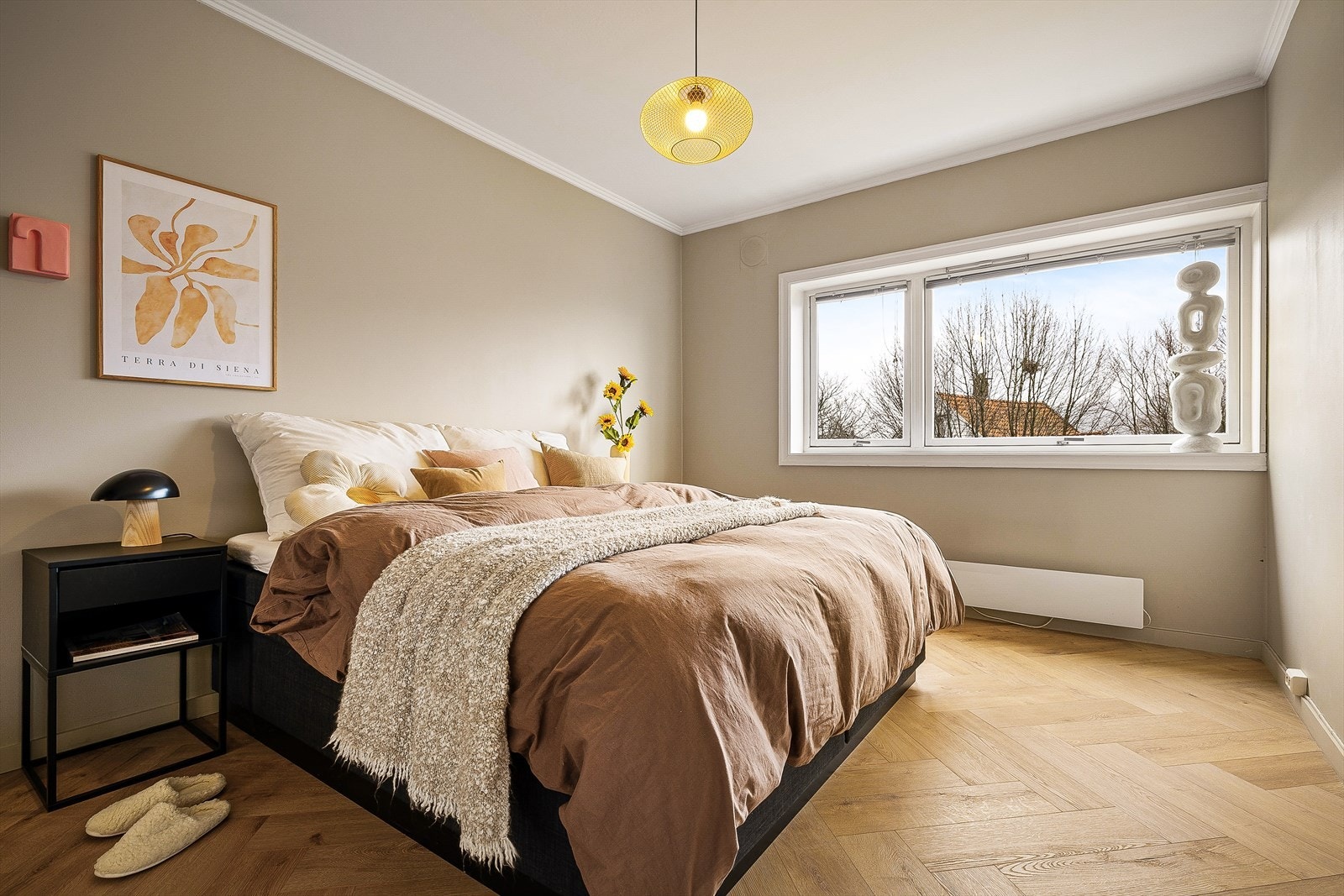 Stort soverom på hele 15,2 m² med plass til dobbeltseng, nattbord, pult og garderobeskap. Galleribilde