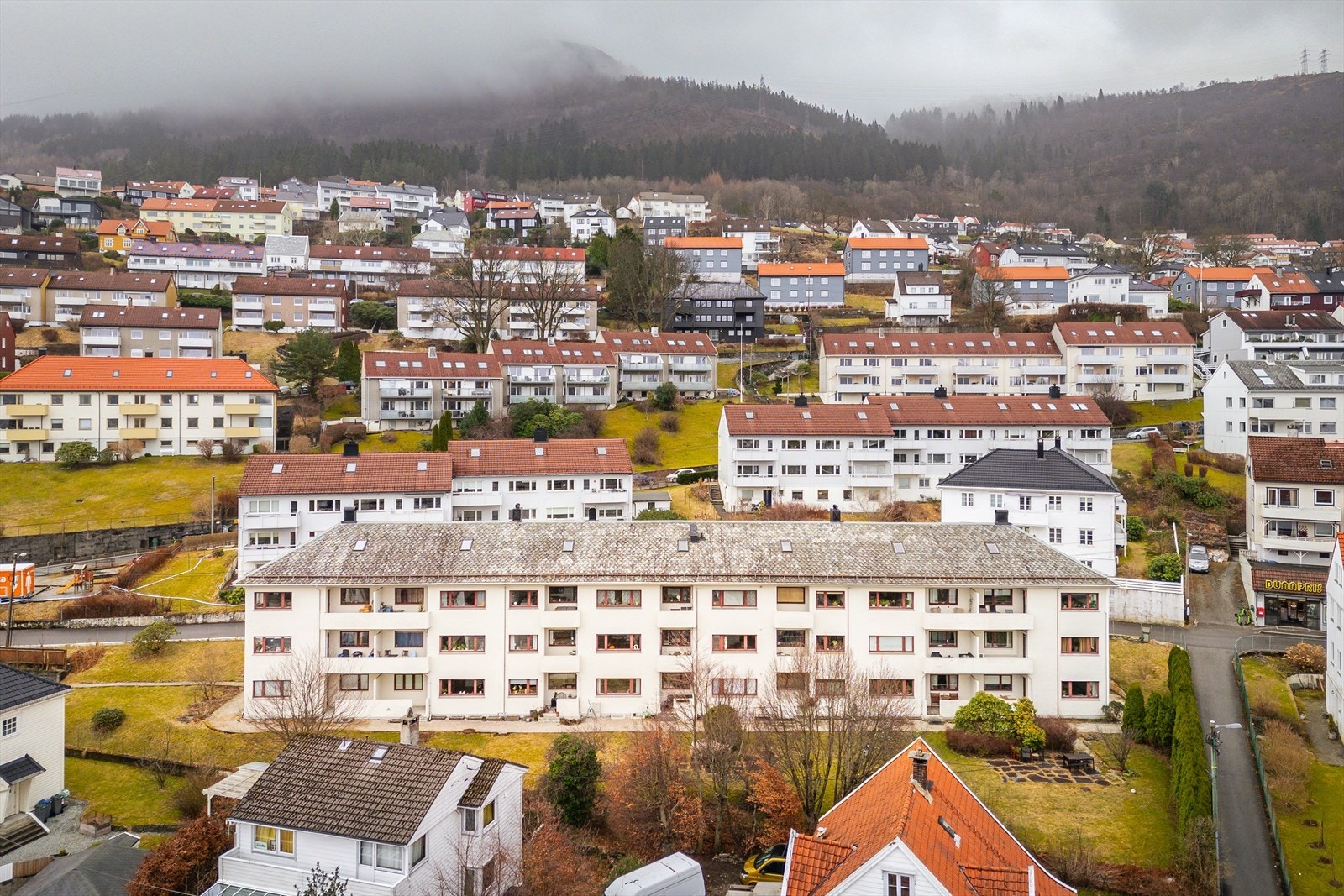 Leiligheten har en svært sentral beliggenhet med en rekke fasiliteter innen gåavstand. Galleribilde