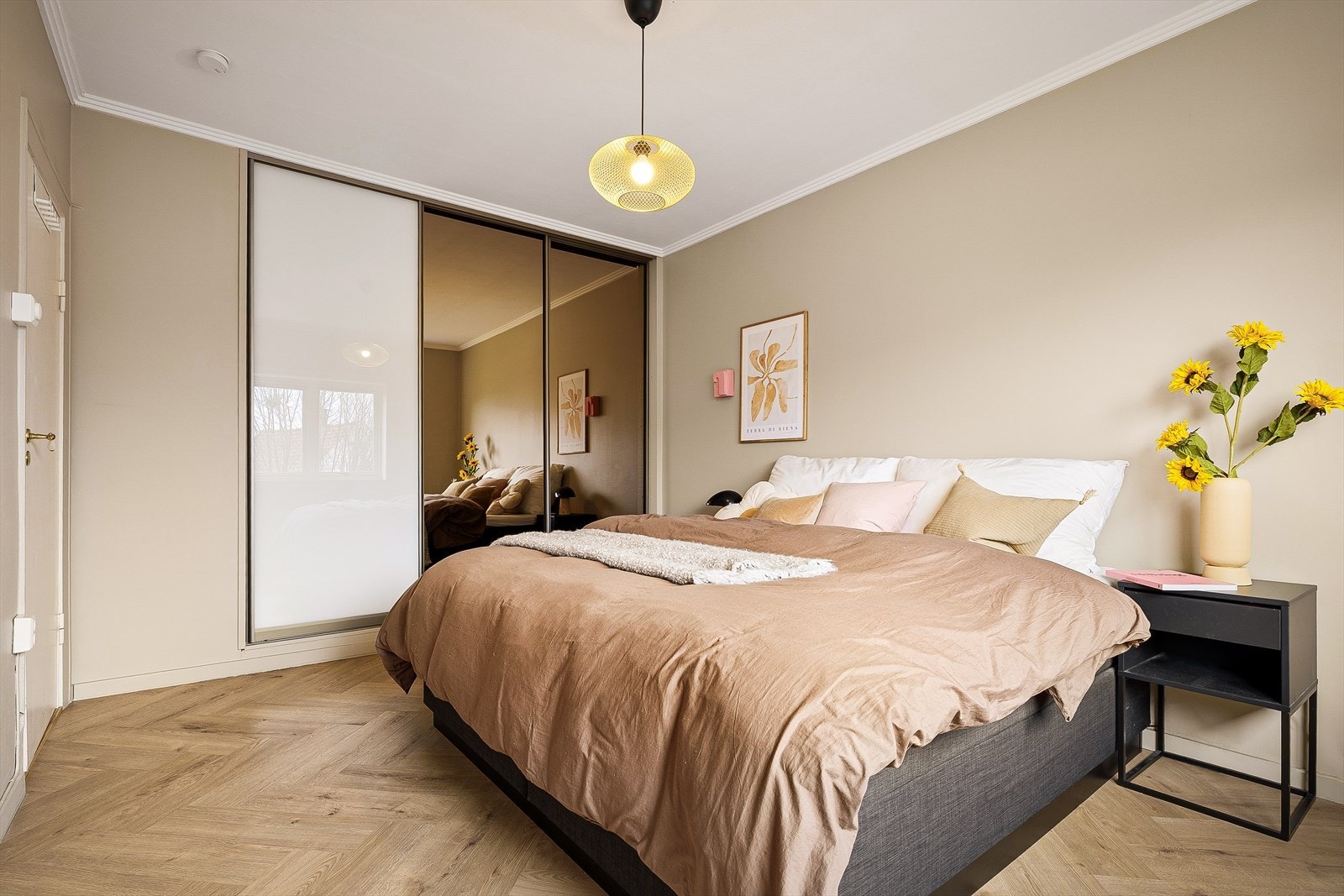 Stort garderobeskap med god plass til oppbevaring. Galleribilde