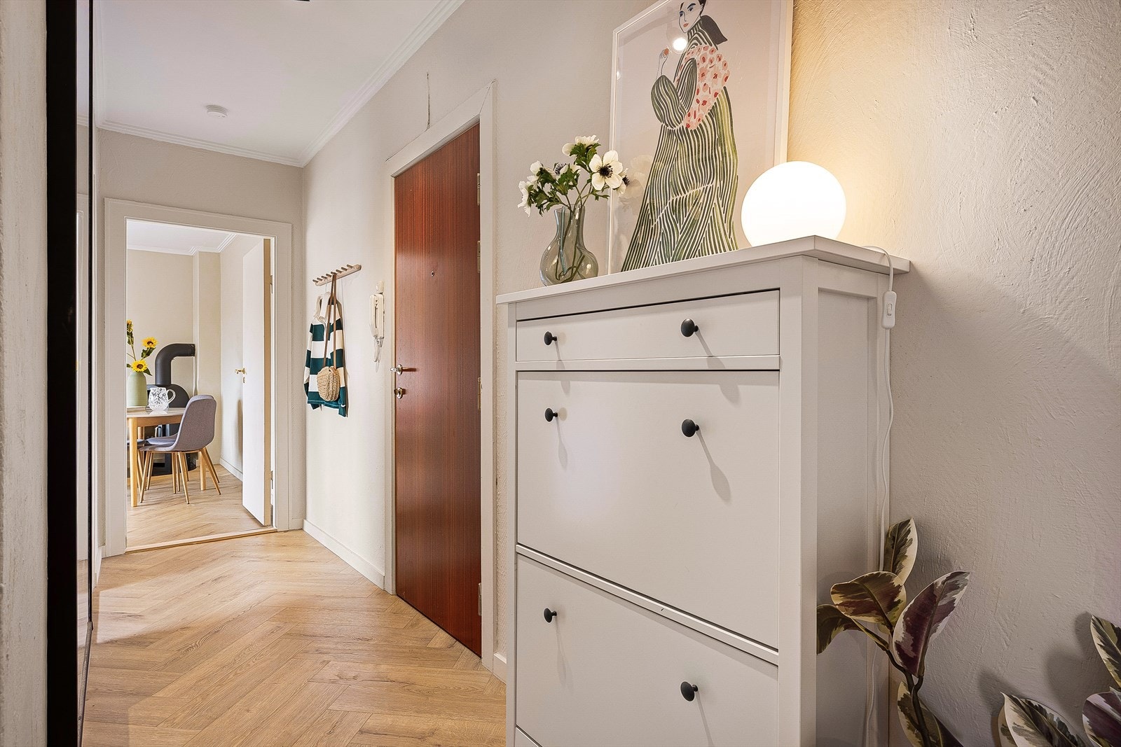 Innbydende entré med plass til oppbevaring og knagger. Galleribilde