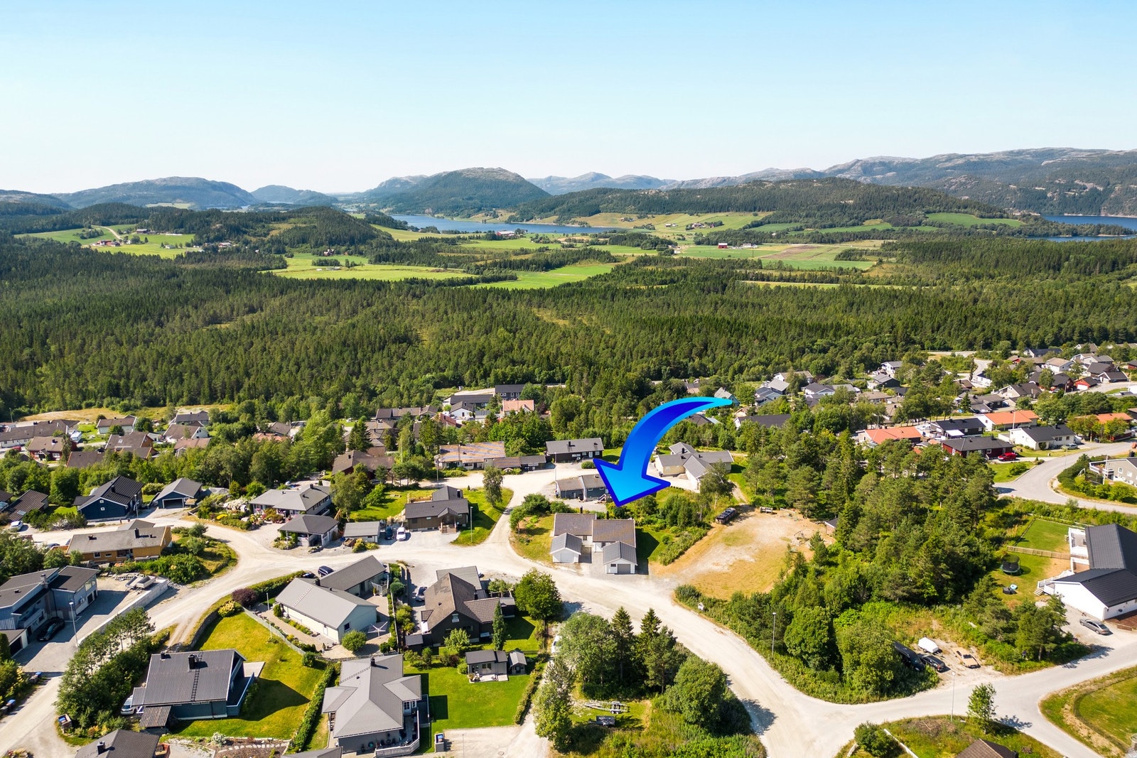 Boligen ligger ca 500 meter fra sentrum av Kolvereid med matbutikker og restauranter. Galleribilde