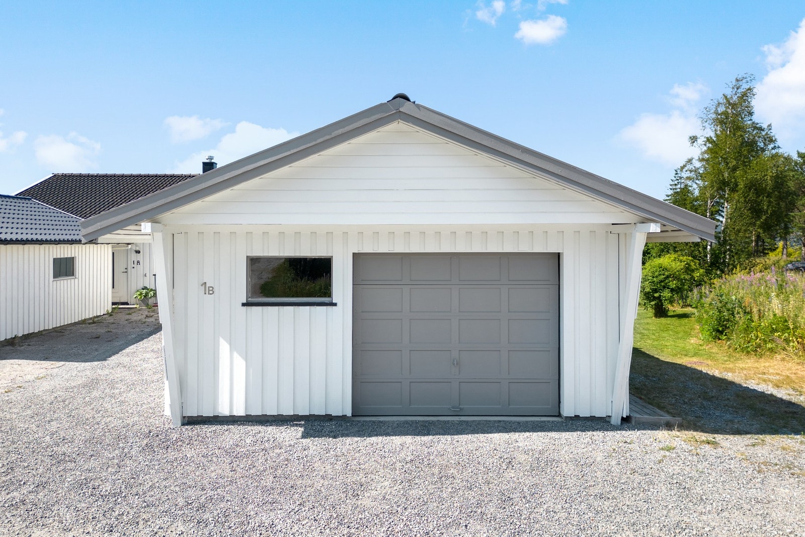 Garasje - 31 kvm. Romslig garasje med plass for bil og diverse lagring. I tillegg er det gruslagt gårdsplass med plass til flere biler. Galleribilde