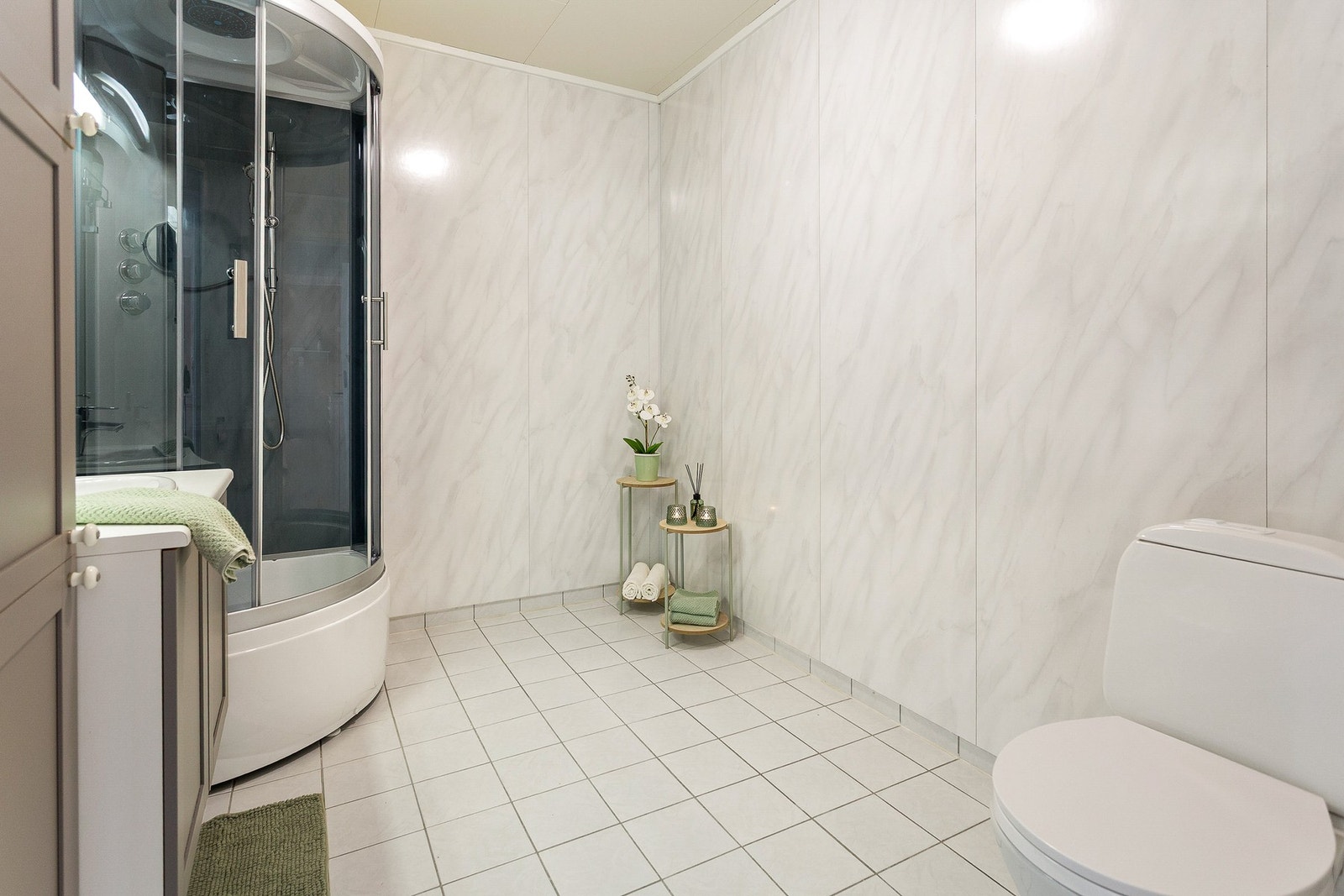 Gulvet er flislagt med varmekabler. Galleribilde