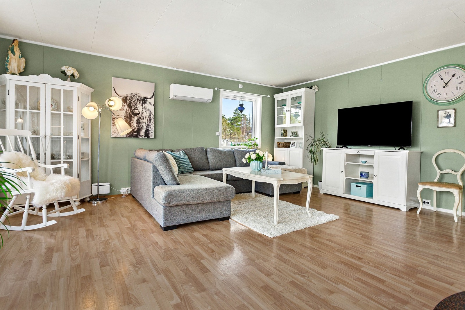 Det er god plass til flere sittegrupper. Galleribilde