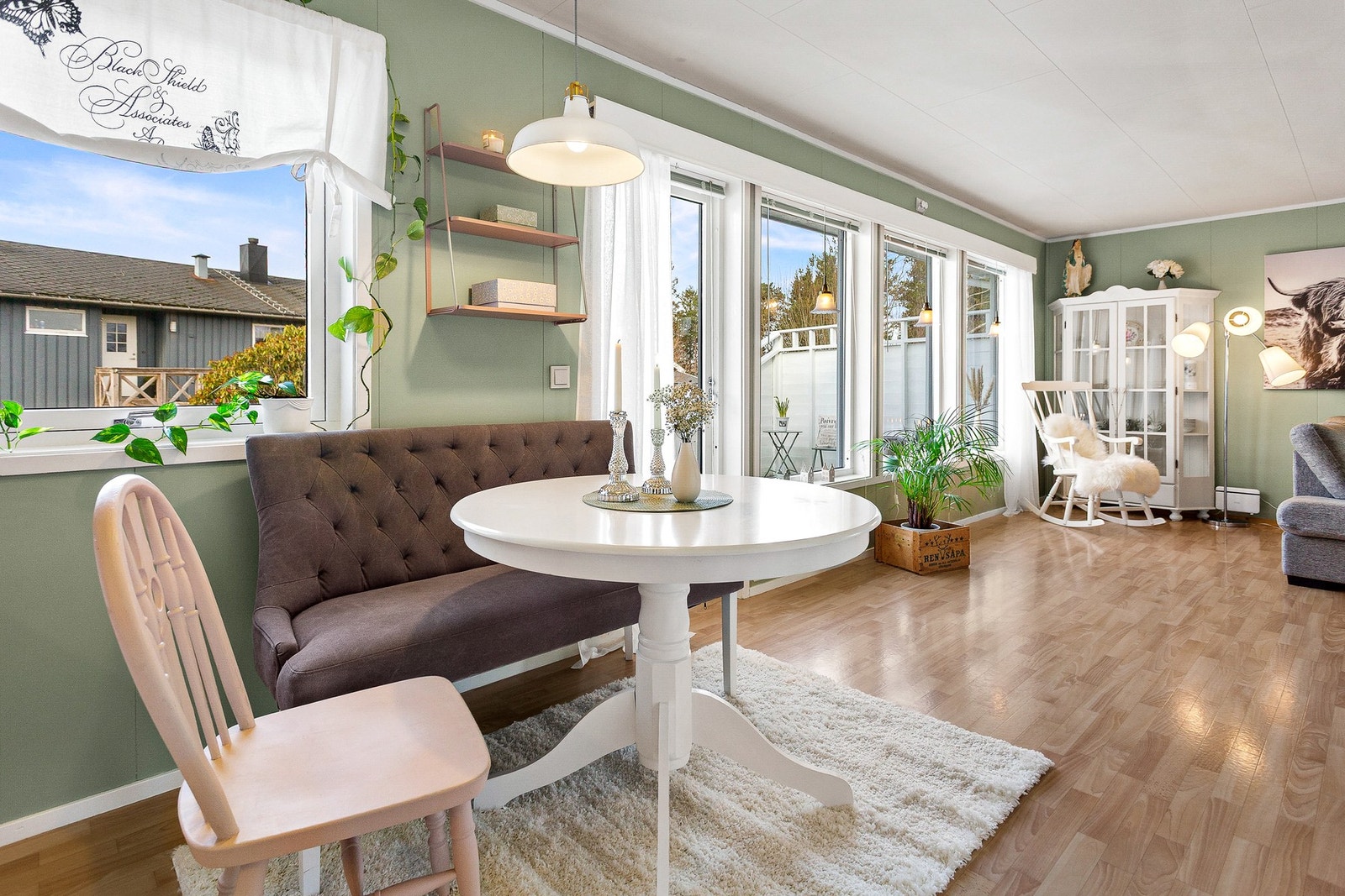 Vindusflatene sørger for godt med dagslys inn i stuen Galleribilde