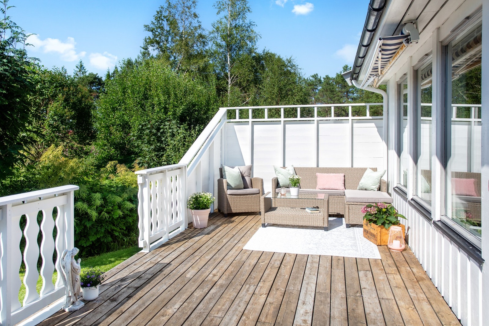 Fra stuen er det utgang til solrik terrasse på ca 20 kvm. Galleribilde