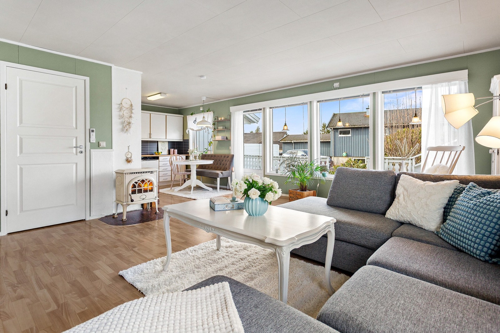 Stue og kjøkken måler ca 36 kvm. Galleribilde