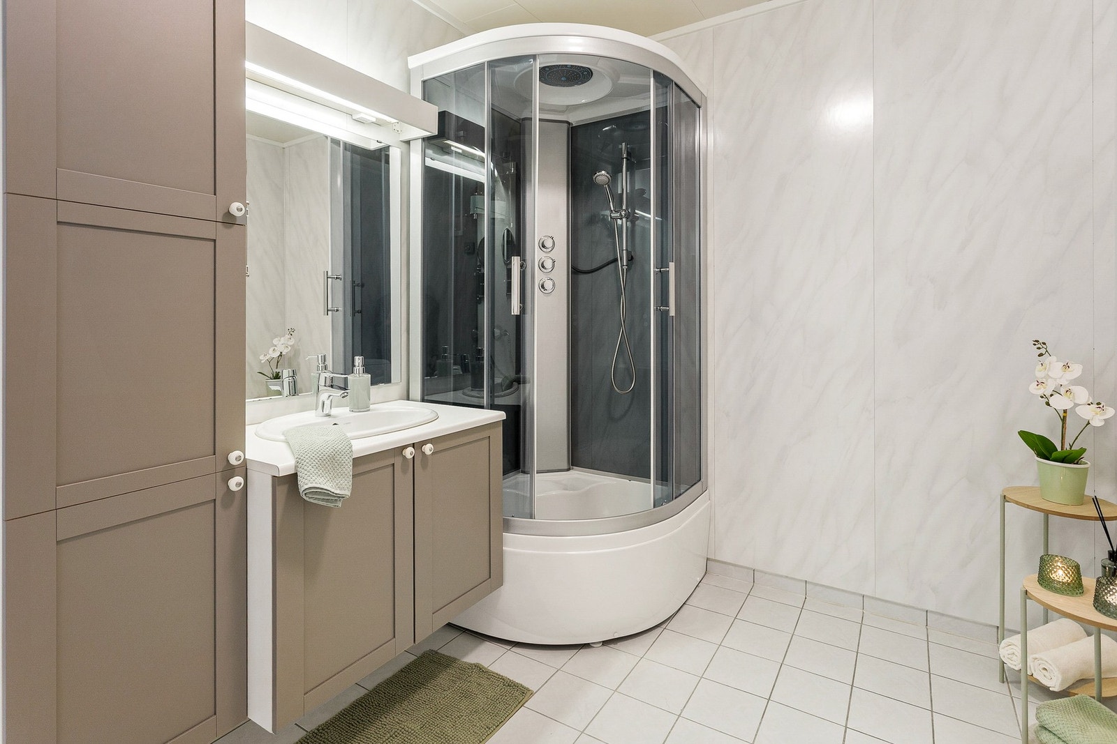 Bad - 6 kvm. Utstyrt med dusjkabinett, servantskap og toalett Galleribilde