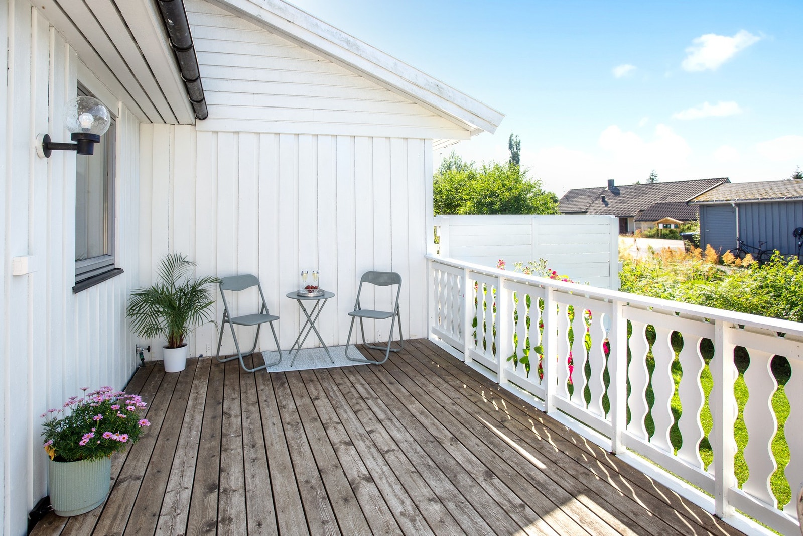 Trivelig uteareal med god plass til utemøblement Galleribilde