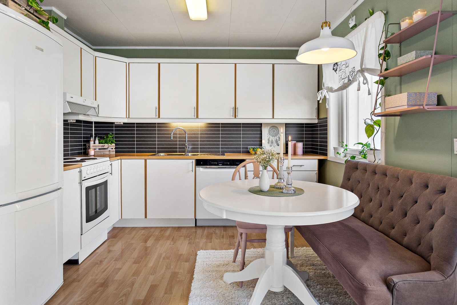 Kjøkkeninnredning med avsatt plass for hvitevarer. Galleribilde