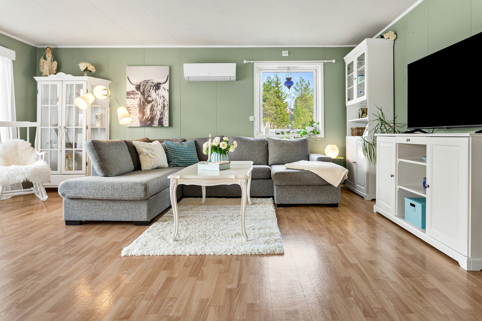 Det er oppvarming fra elektrisitet, varmepumpe (2022) og vedfyring. Galleribilde