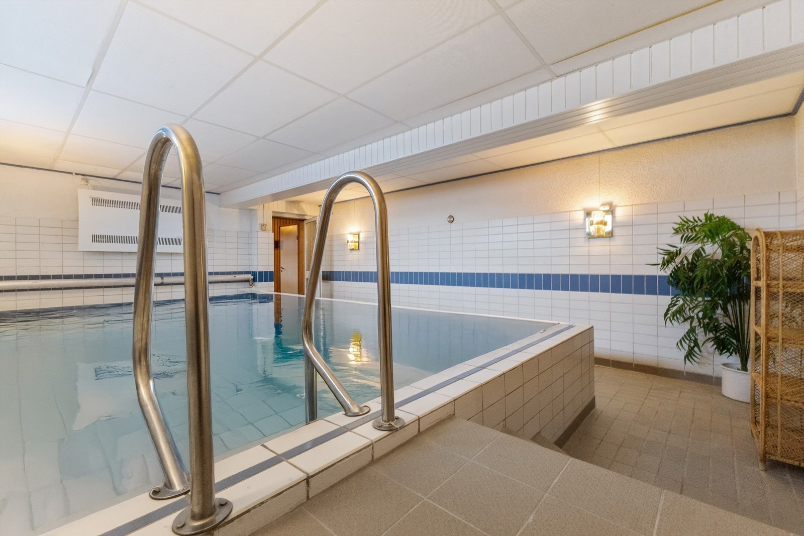 SPA avdeling. Bassenget har mulighet for motstrøm for evt. trening(må undersøker/rehabiliteres før bruk) Galleribilde