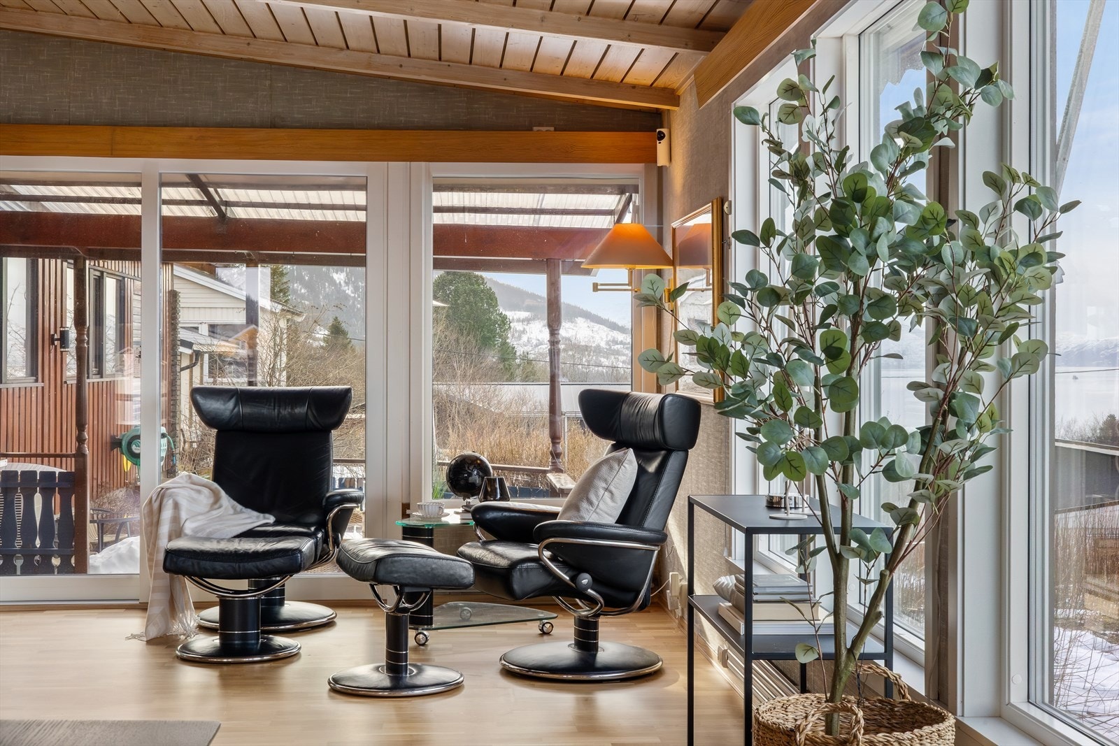Utgang til overbygd terrasse via nyere hev/skyvedør. Boligen har fått enkelte nyere vinduer installert de senere år. Galleribilde