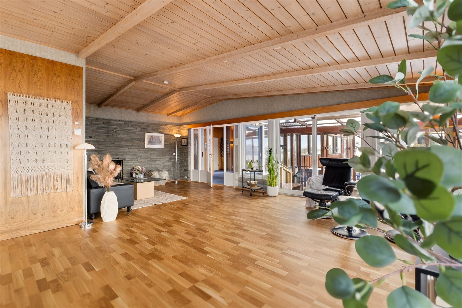 Luftig takhøyde i stuen, som understreker boligens helhetlige og unike arkitektur. Galleribilde