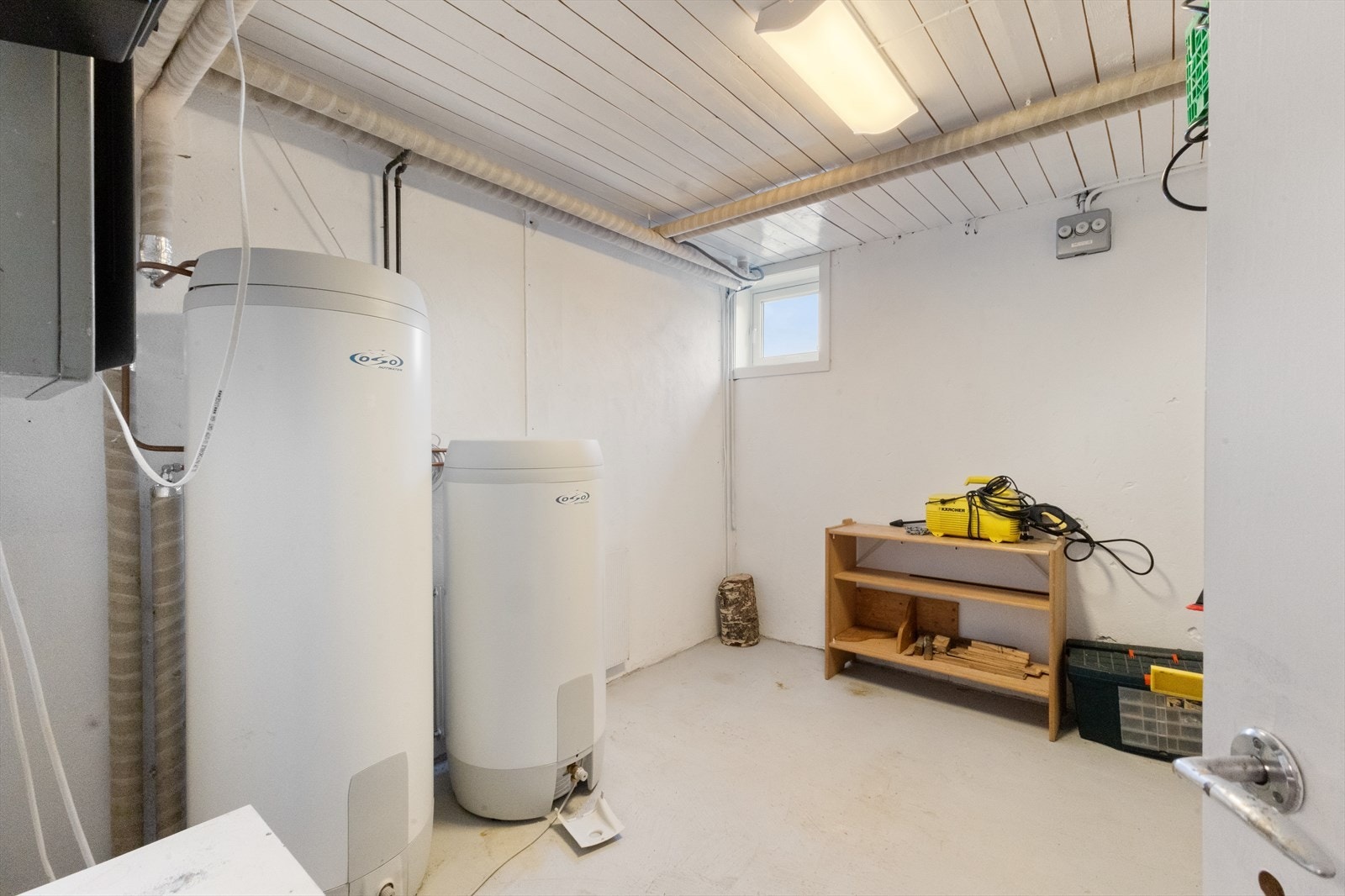 Det er 2stk Oso varmtvannsbereder på 287 liter og 196 liter fra 2013. Hoveddel og hybelleilighet har hver sin av disse. Galleribilde