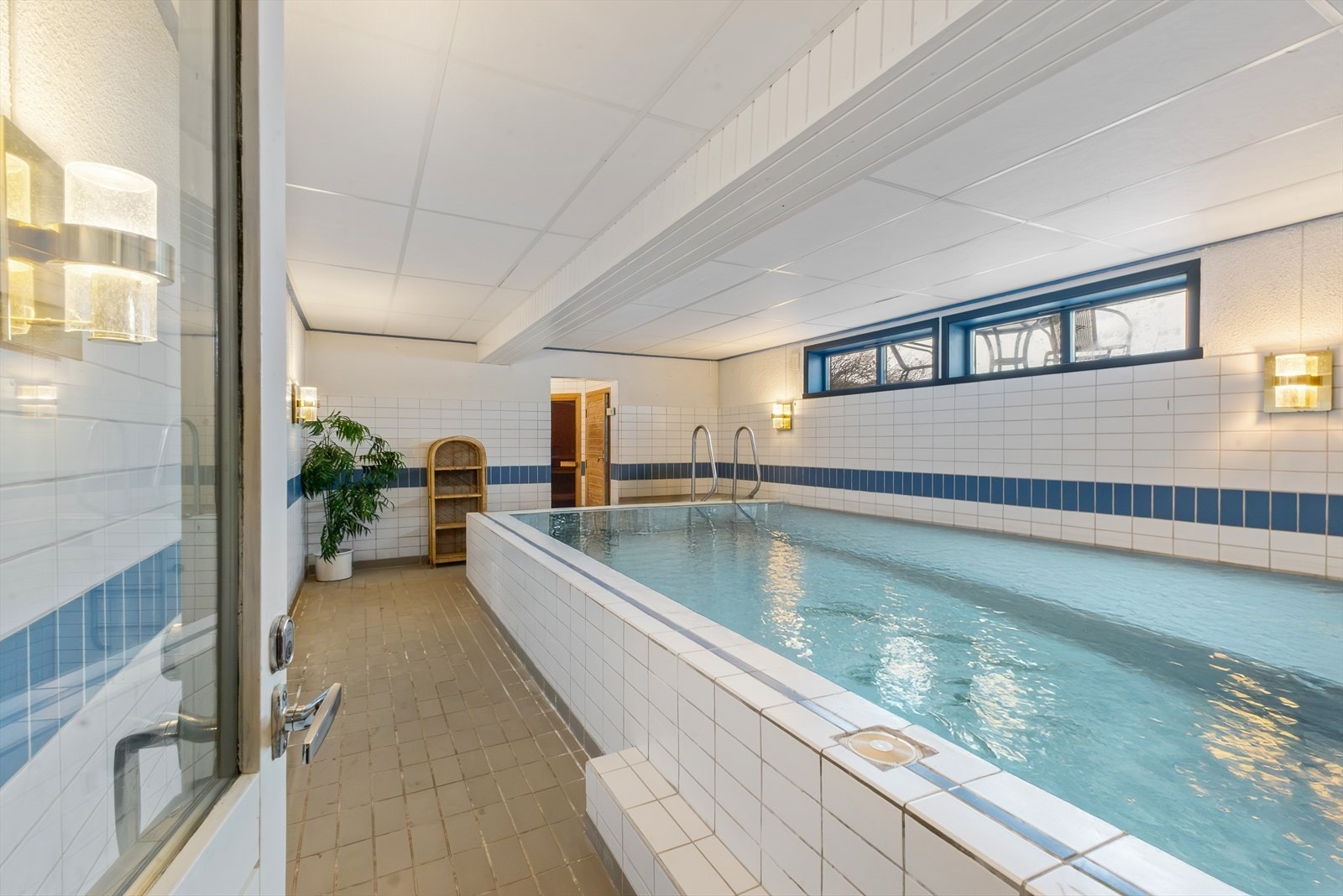 Egen SPA avdeling med sauna, basseng og dusj. Det er plassert vann ved hjelp av kunstig intelligens i bassenget av fotograf, og det anbefales nøye ettersyn/rehabilitering av dette området, før fasilitetene tas i bruk. Galleribilde