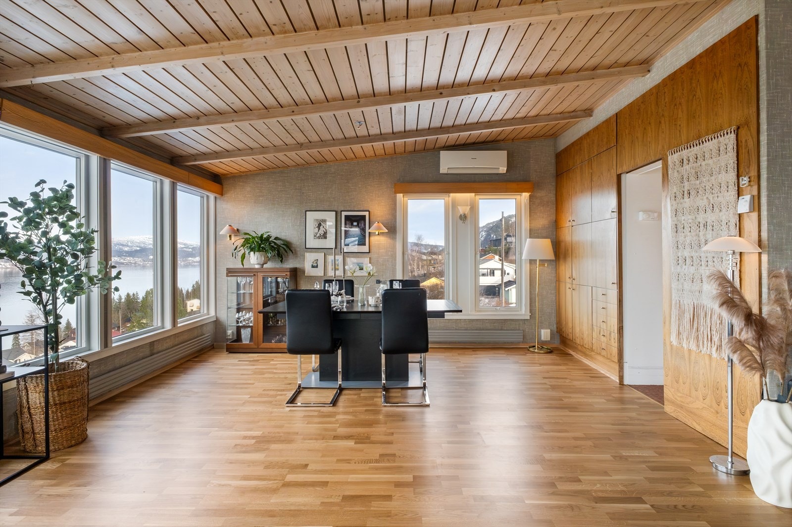 Stue/spisestue like ved kjøkkenet. Galleribilde