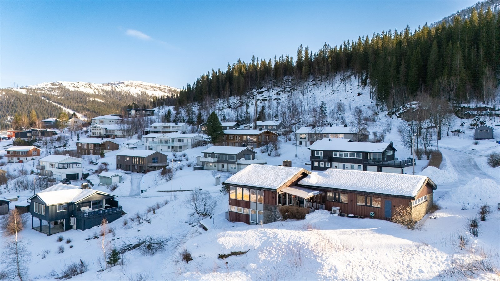 Eiendomsmegler Norge v/Eiendomsmegler MNEF Tomi Christian Johansen, presenterer her en stor, arkitekttegnet enebolig med vanvittig rå og enestående beliggenhet! Galleribilde
