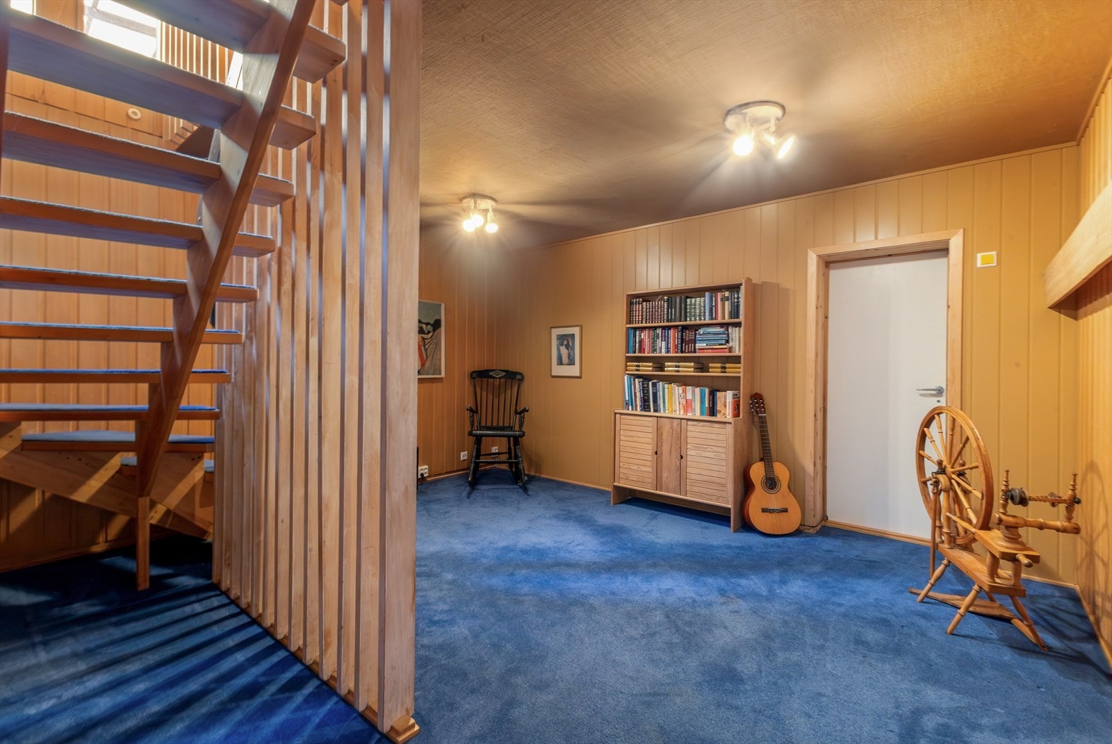 Trappegang/hall. Dør til høyre fører til bod og teknisk rom, som tilhører hoveddelen. Galleribilde