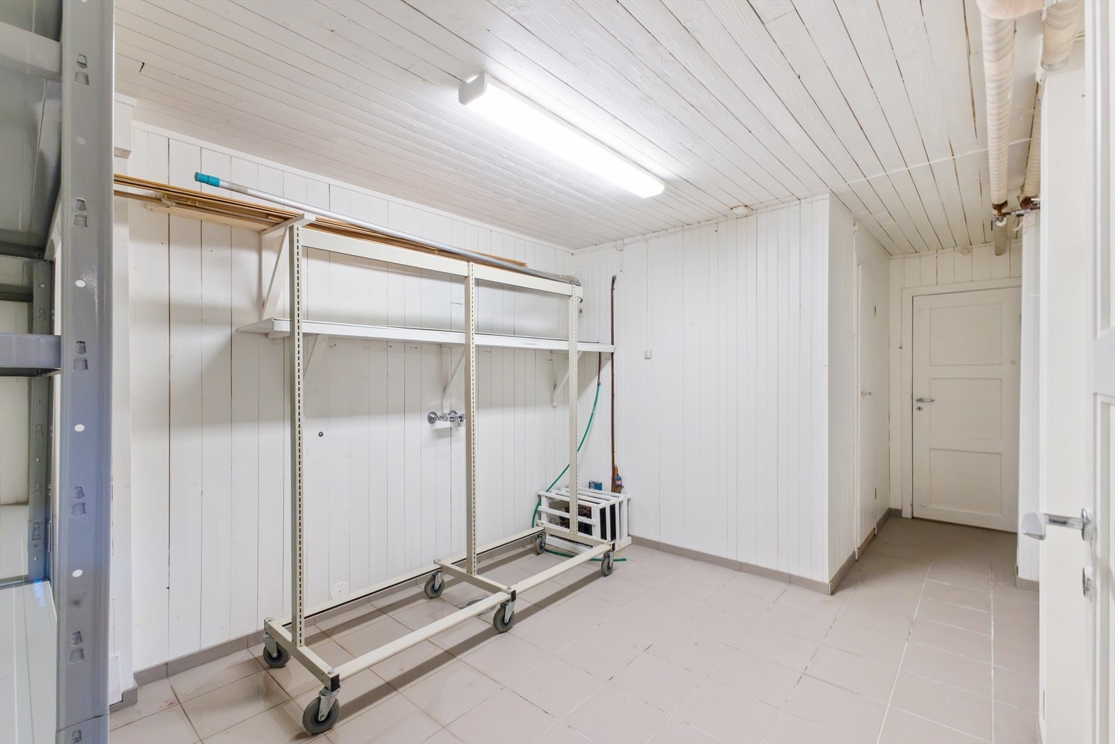 Bod/lager tilhørende hoveddel. Tilgang til dette rommet er via trappegang i u.etg. Det er i tillegg kjølerom og en bod innerst på bildet. Galleribilde
