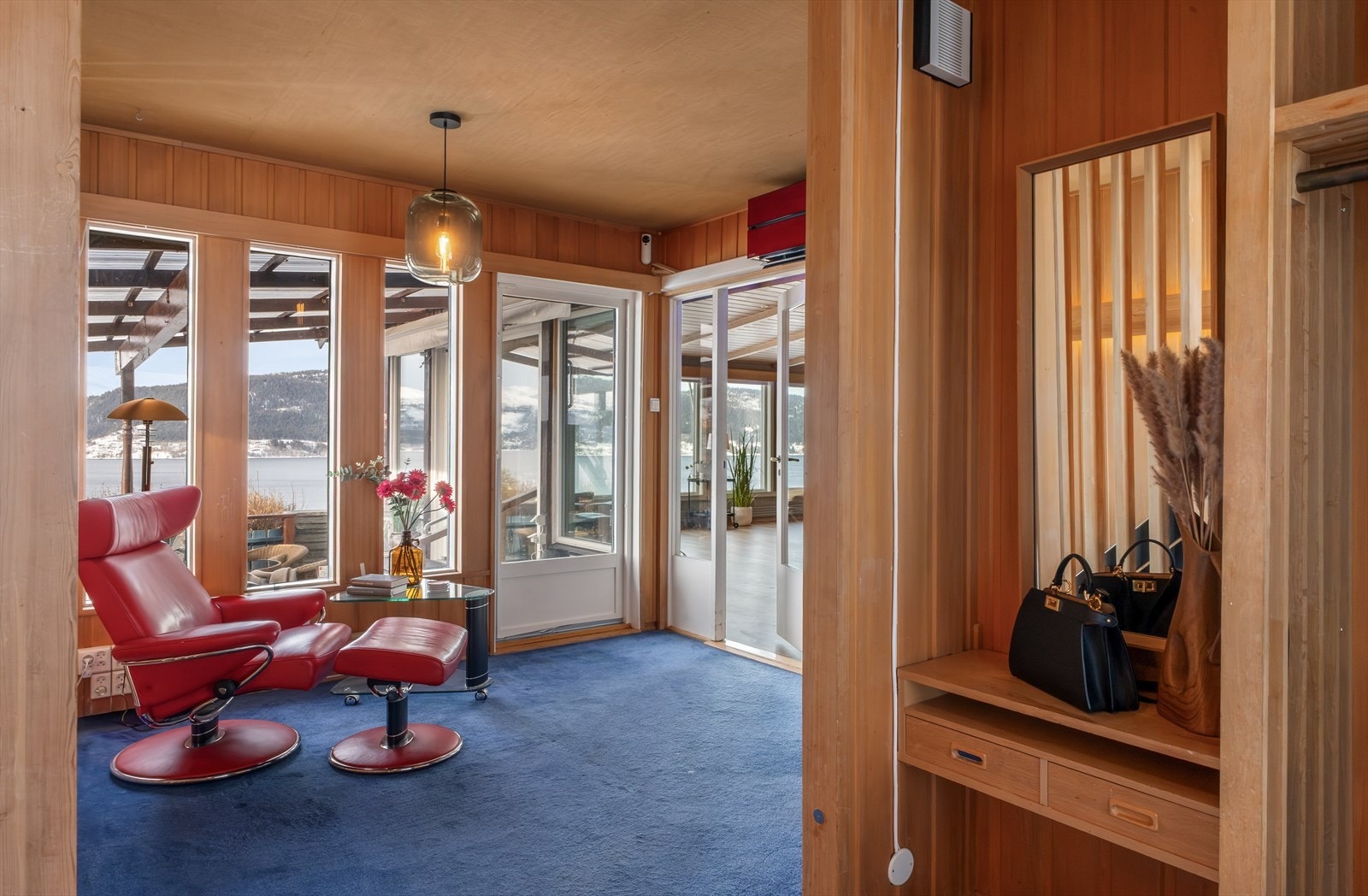 Hall som forbinder sammen inn/utgang til stue og soverom, bad m.m Galleribilde