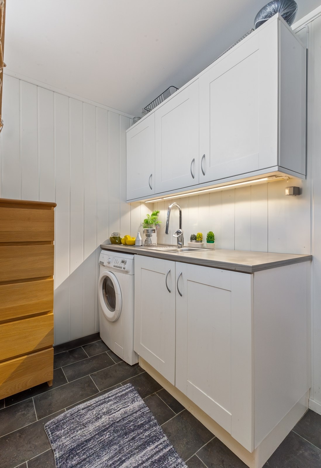 Kjøkkeninnredning med vaskemaskin. Galleribilde