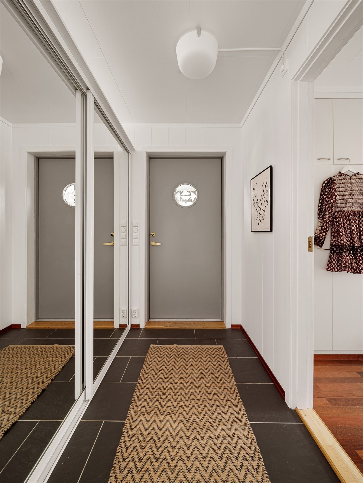 Velkommen inn! Praktisk entrè med fliser på gulv og varmekabler Galleribilde
