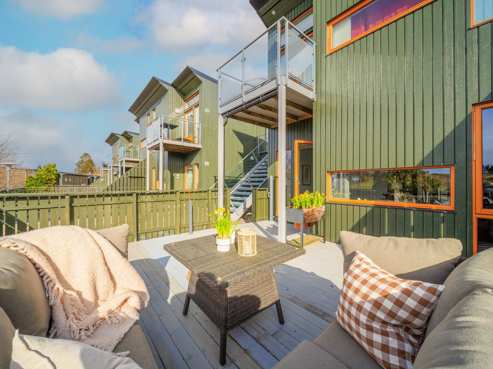 Stor vestvendt markterrasse på 27 kvm med sol til sent på kveld Galleribilde