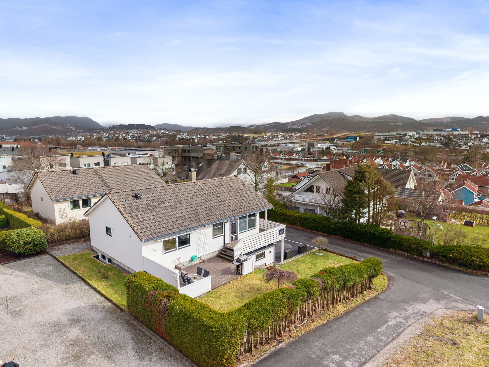 Uteområdet er opparbeidet med terrasse, plen og beplantning. Galleribilde