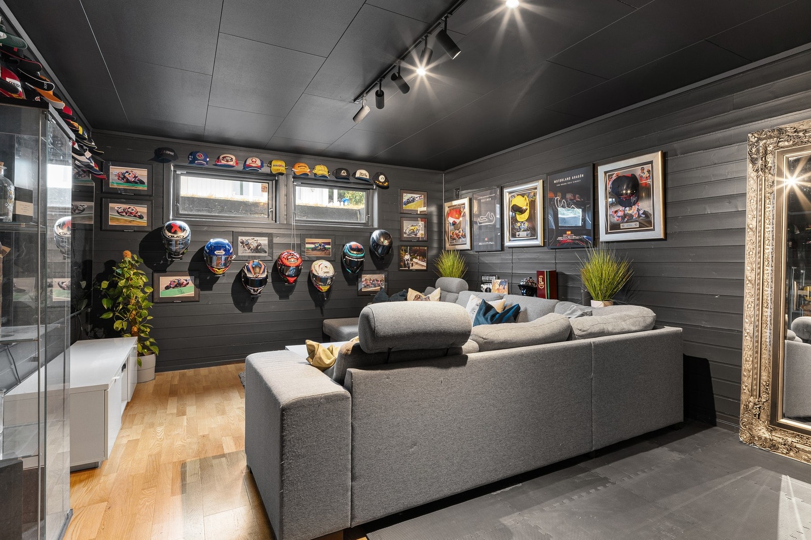 Takstmann opplyser at vindu i kjellerstue er for lite i forhold til krav til dagslys, i tillegg til at de er for små som rømningsvindu. Galleribilde