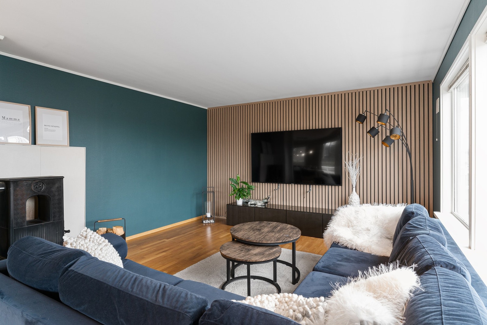 I stuen har man også en vedovn som skaper en lun atmosfære på kalde vinterkvelder. Galleribilde