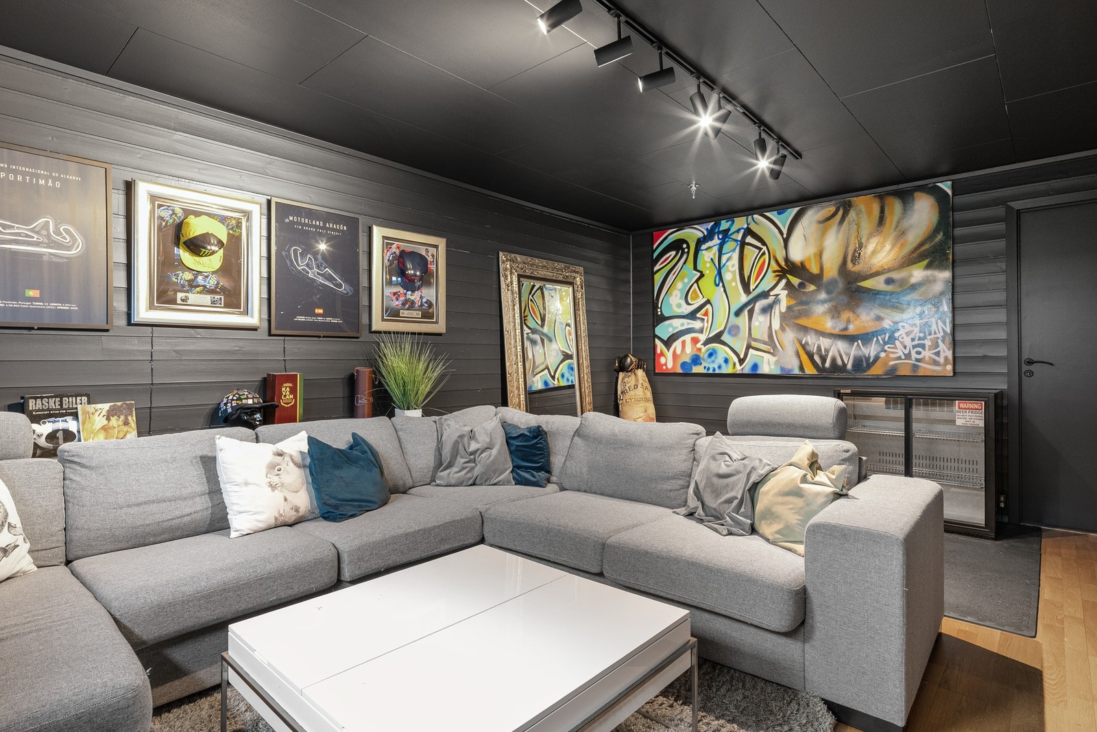 I boligens underetasje har man er rom som i dag benyttes som kjellerstue. Galleribilde