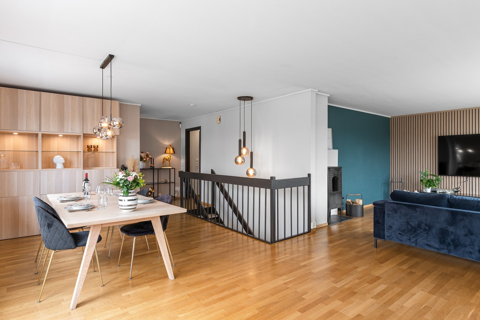 Stuen er av god størrelse og oppleves som luftig og romslig. Galleribilde