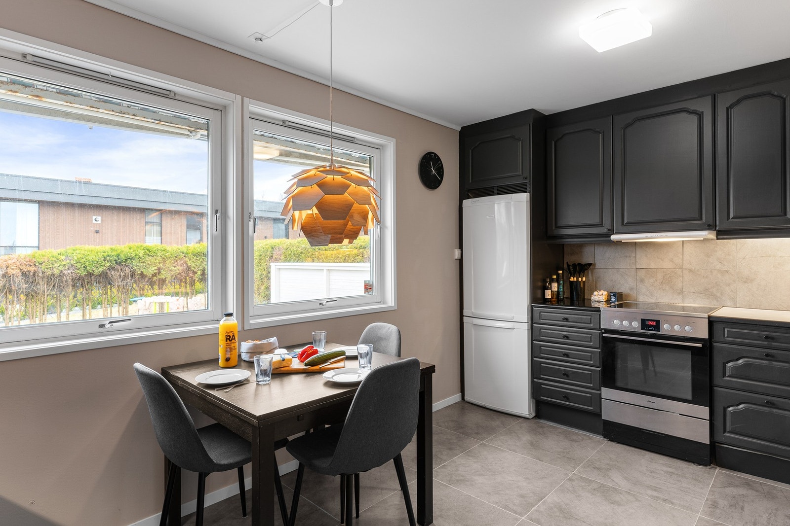 Mellom benk og overskap er det flislagt, noe som både er praktisk og dekorativt. Galleribilde