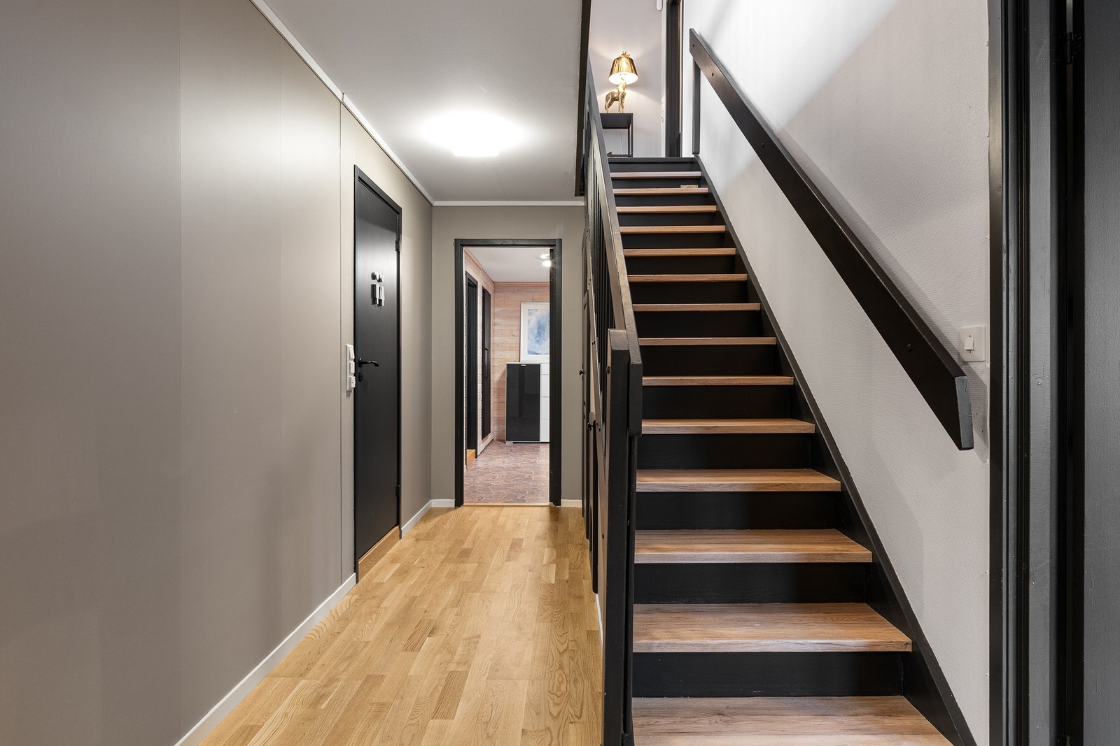 Fra gangen har man trappen som tar deg opp til boligens hovedetasje. Galleribilde