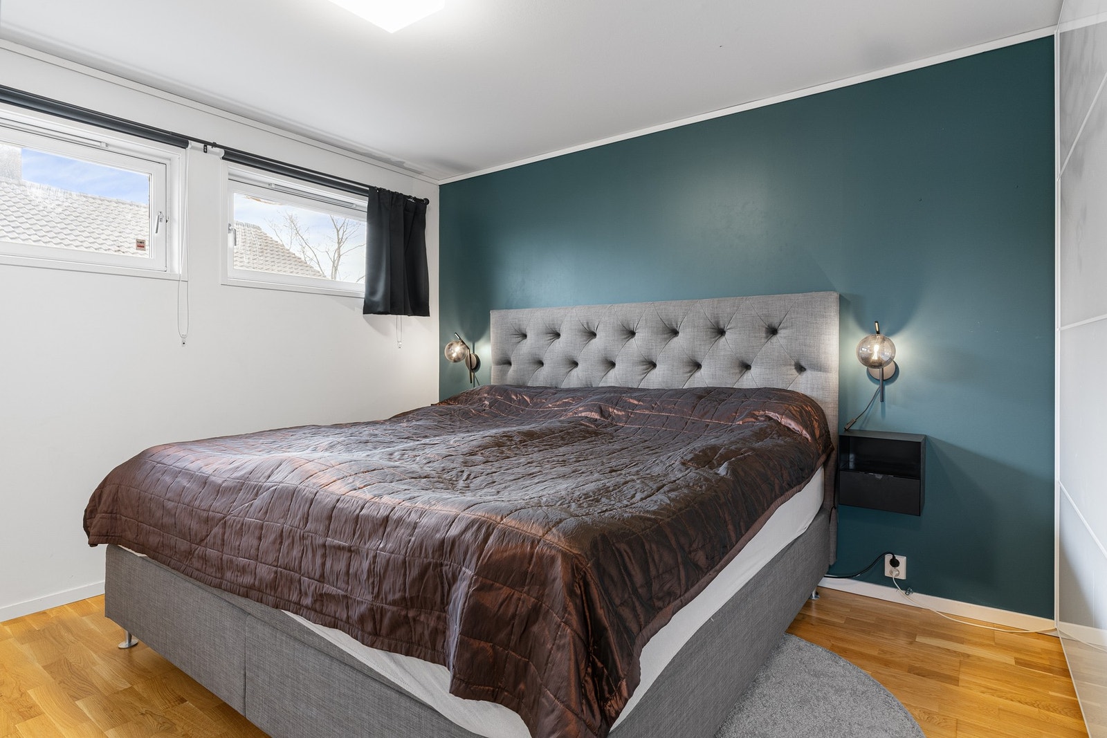 Hovedsoverommet gir plass til dobbeltseng og tilhørende møblement. Galleribilde