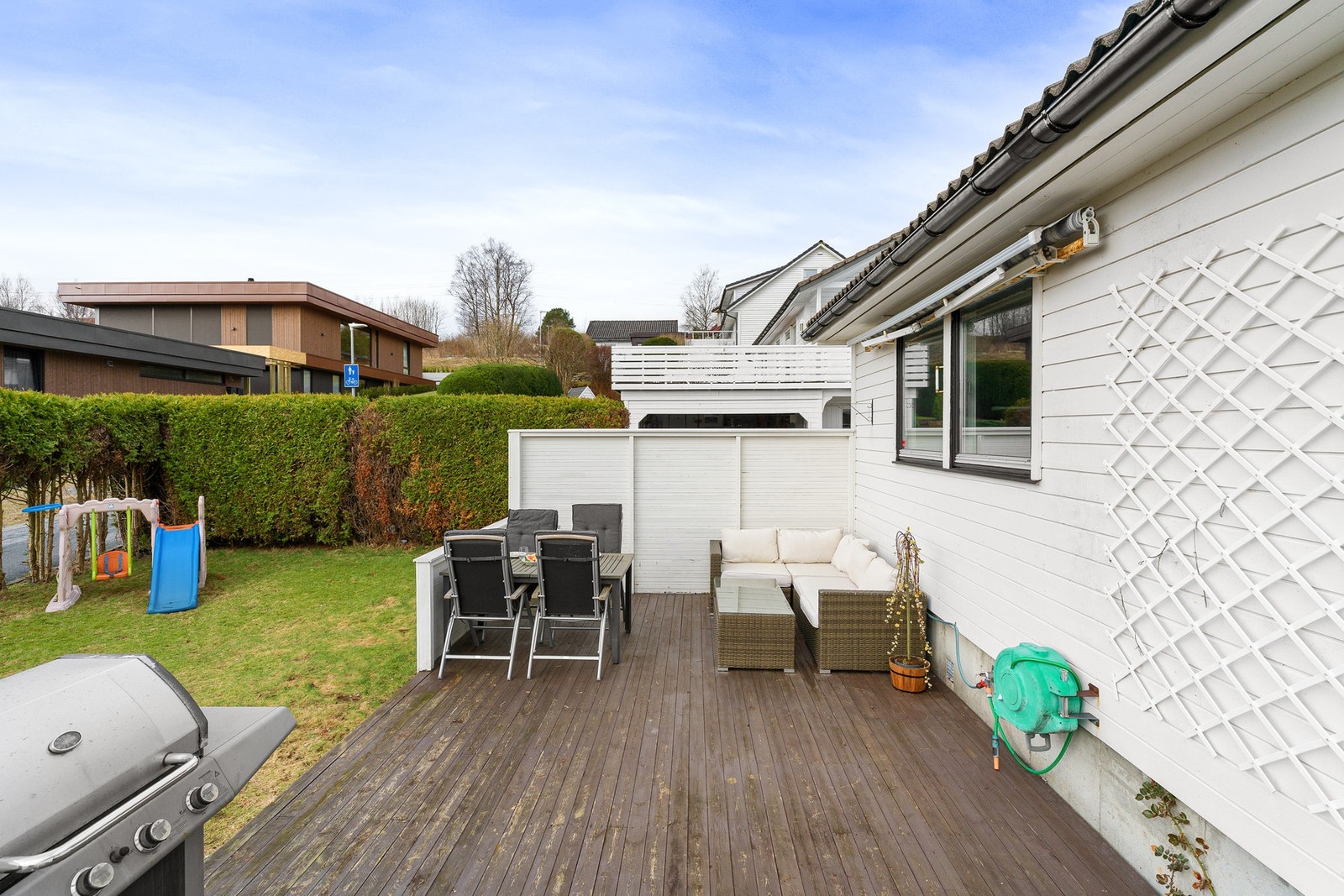 Frister det å nyte måltidene ute i frisk luft, er det kort vei fra kjøkkenet til uteområdet. Galleribilde