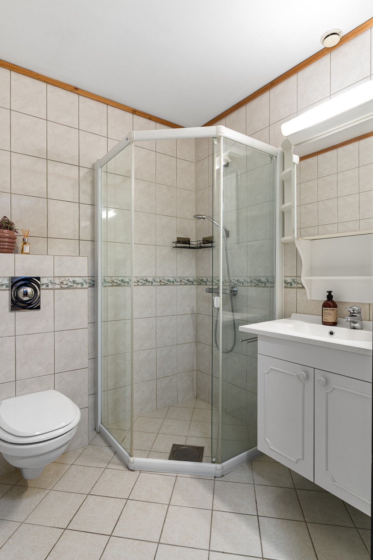 Badet i underetasjen er utstyrt med servant med innredning, dushjørne og toalett. Galleribilde