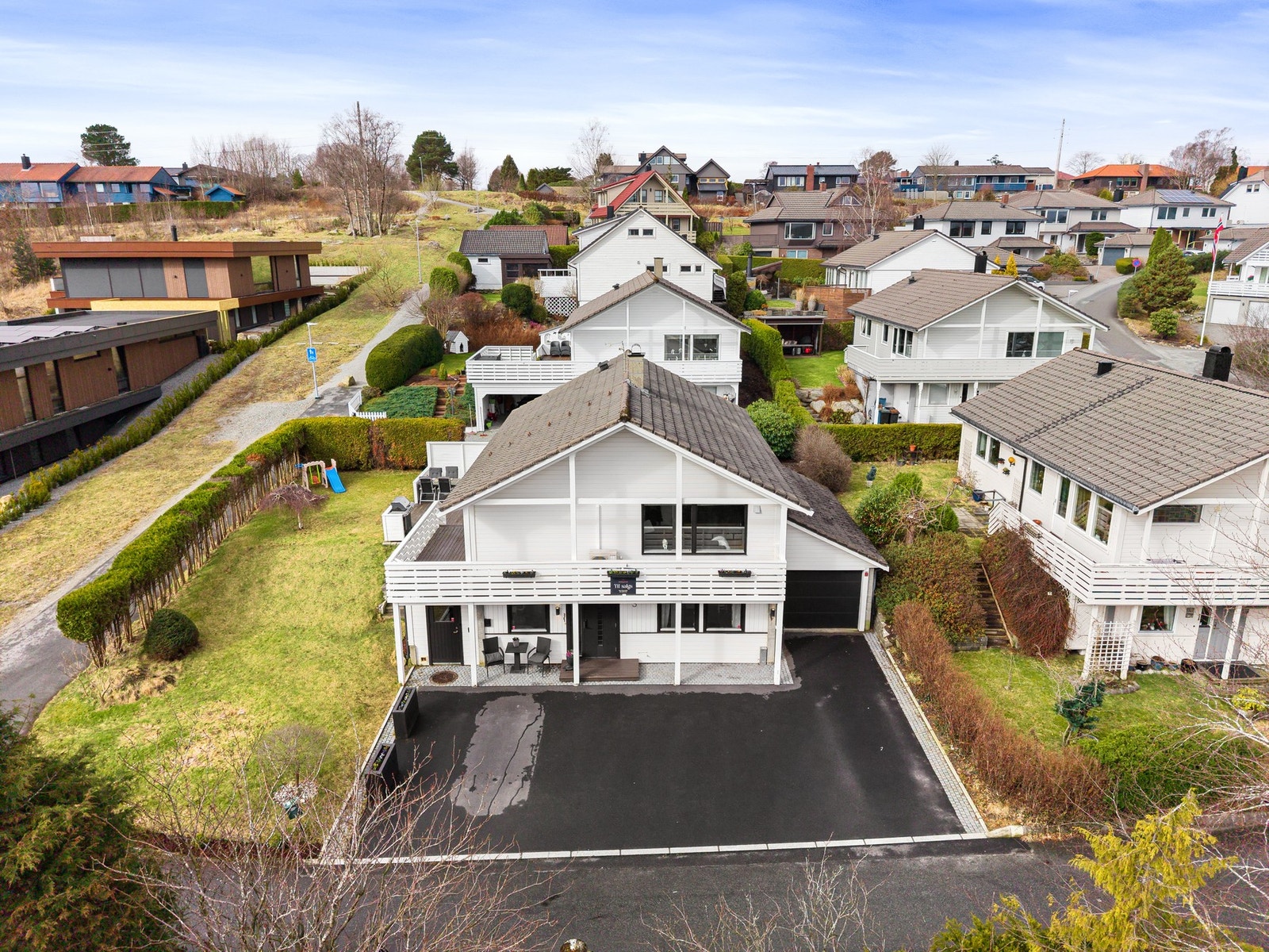 Boligen ligger fint til i et populært og etablert boligområde på Sandved. Galleribilde