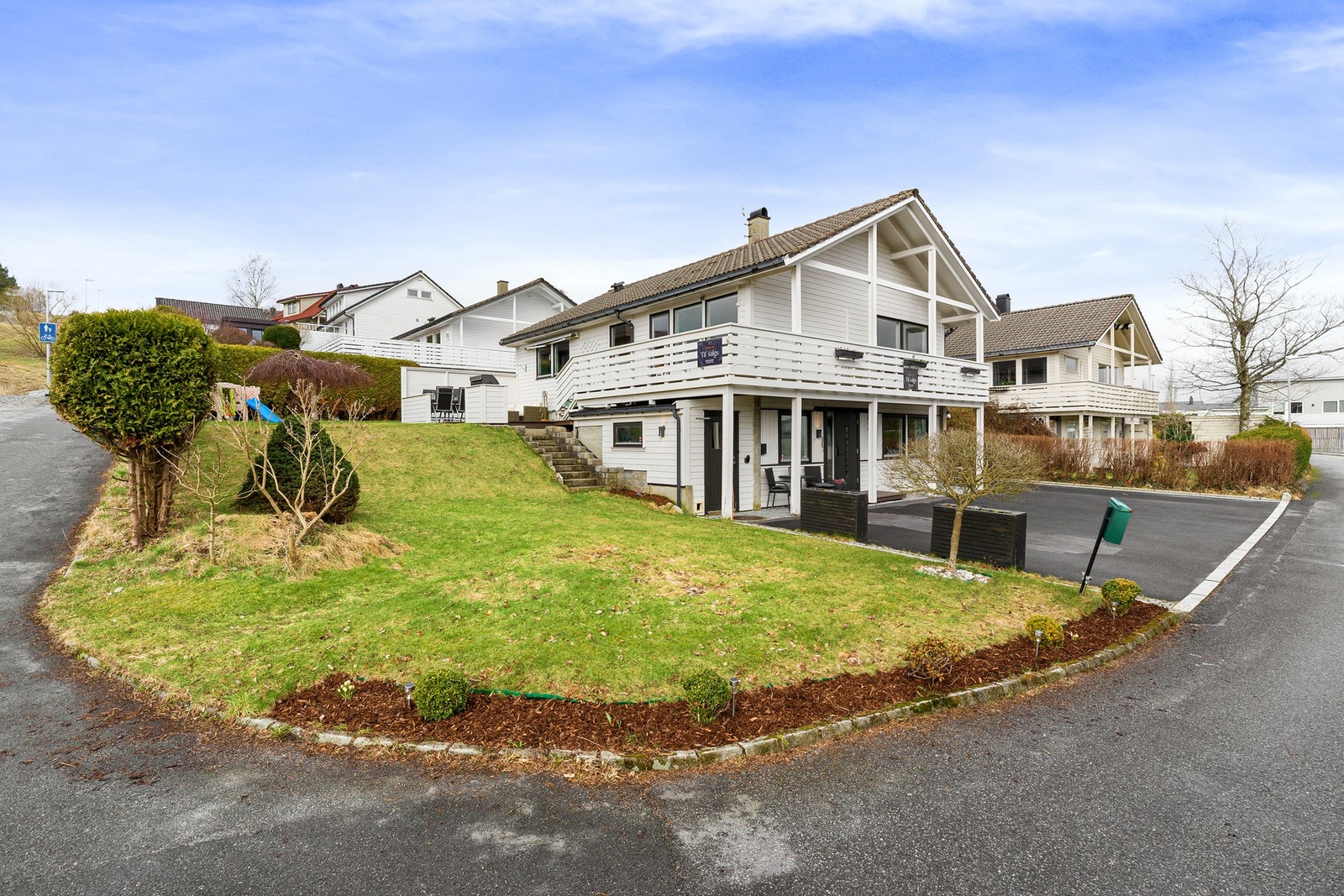 Tomten er pent opparbeidet med asfaltert adkomstvei og gårdsplass. Galleribilde