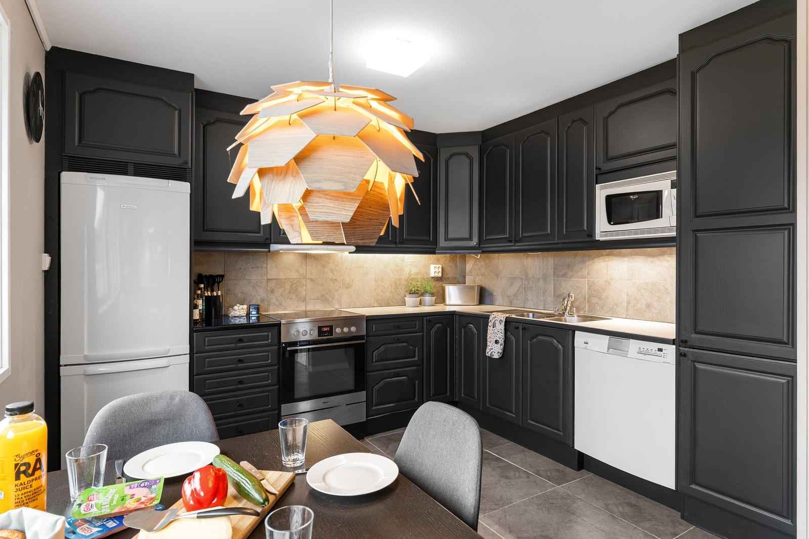 Kjøkkenet fremstår som funksjonelt med innredning i profilerte fronter. Galleribilde