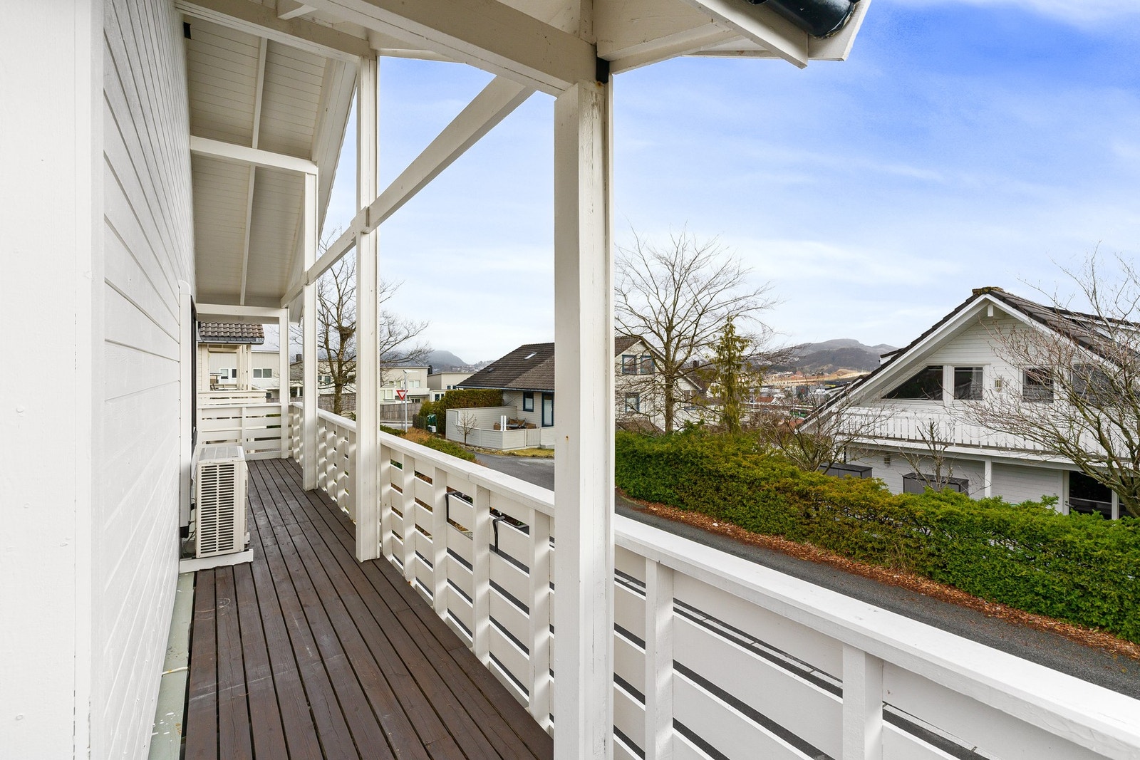 Terrassen strekker seg rundt deler av boligen. Galleribilde