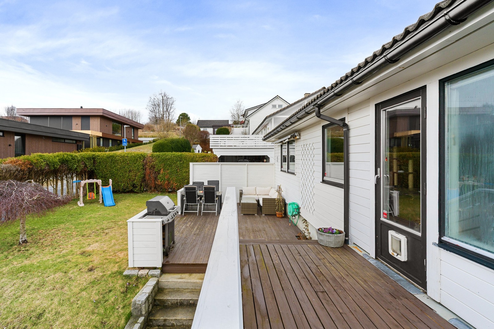 Fra stuen har man utgang til boligens uteområde. Galleribilde